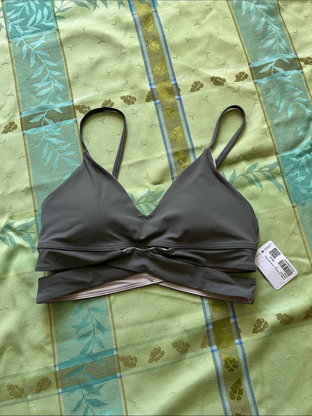 🆕 Lululemon V-neck Crossover Underband Bra in Green Sage, size 8